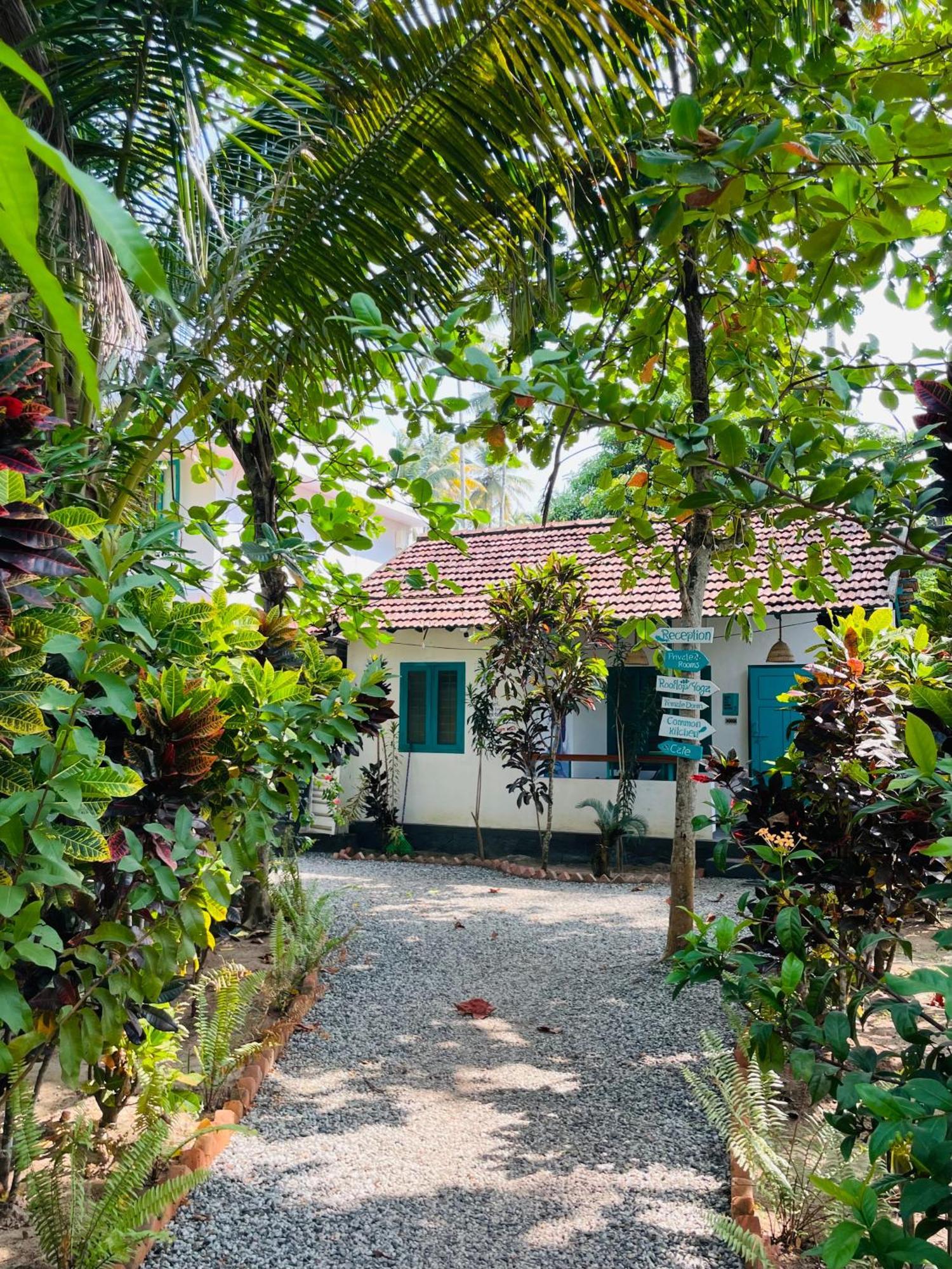 Cliff & Coral Hostel Varkala Exterior photo